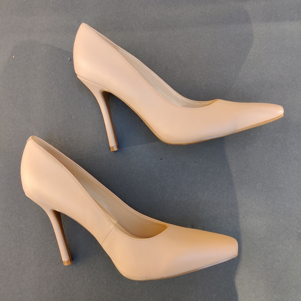 LIKE NEW Nine West Nude heels